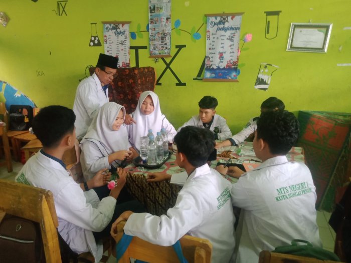 Praktik IPA Tekanan Hidrostatis Bangkitkan Semangat Belajar Siswa