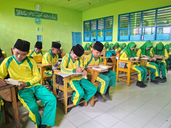 Tadarus Al-Qur-an Awali Kegiatan Pembelajaran di MTsN 1 Kota Sungai Penuh Tadarus Al-Qur-an Awali Kegiatan Pembelajaran di MTsN 1 Kota Sungai Penuh