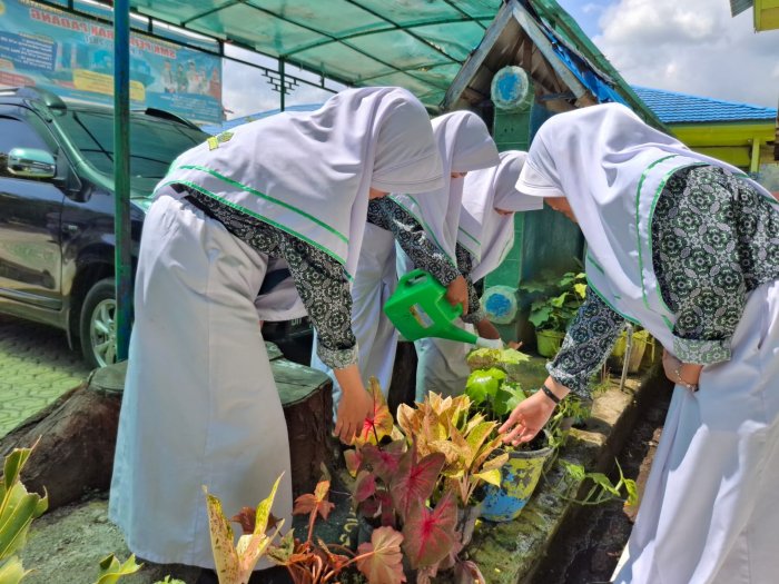 Siswa MTsN 1 Kota Sungai Penuh Rawat Tanaman dengan Penuh Kepedulian