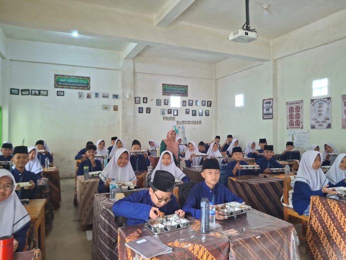 Pelaksanaan Perdana Program MBG di MTsN 1 Kota Sungai Penuh