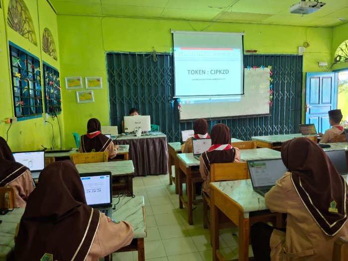 Pelaksanaan ANBK Hari Kedua di MTsN 1 Kota Sungai Penuh Berjalan Lancar dan Sukses