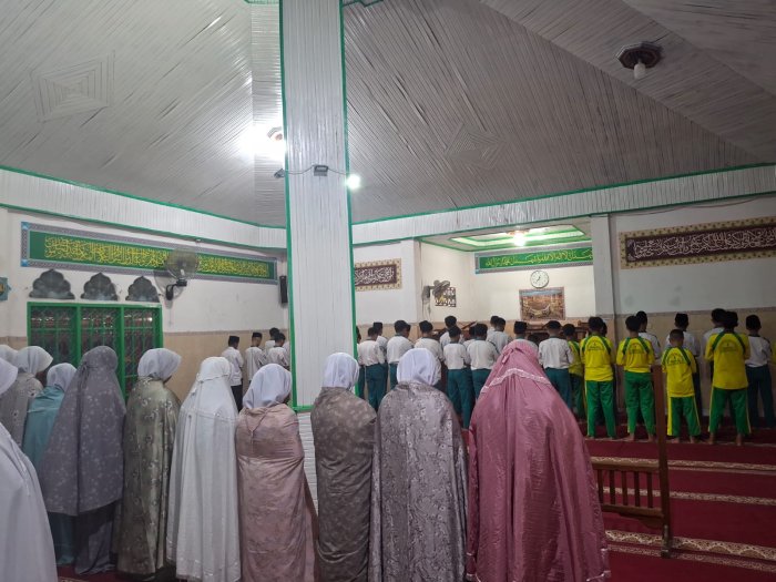 Kegiatan Sholat Dzuhur Berjamaah di MTsN 1 Kota Sungai Penuh