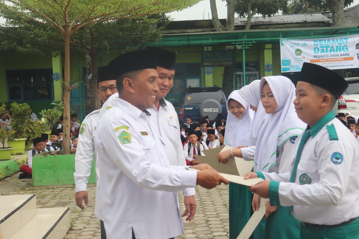 PEMBERIAN PENGHARGAAN KEPADA PEMENANG  KSM AWALI TAHUN PELAJARAN 2024/2025