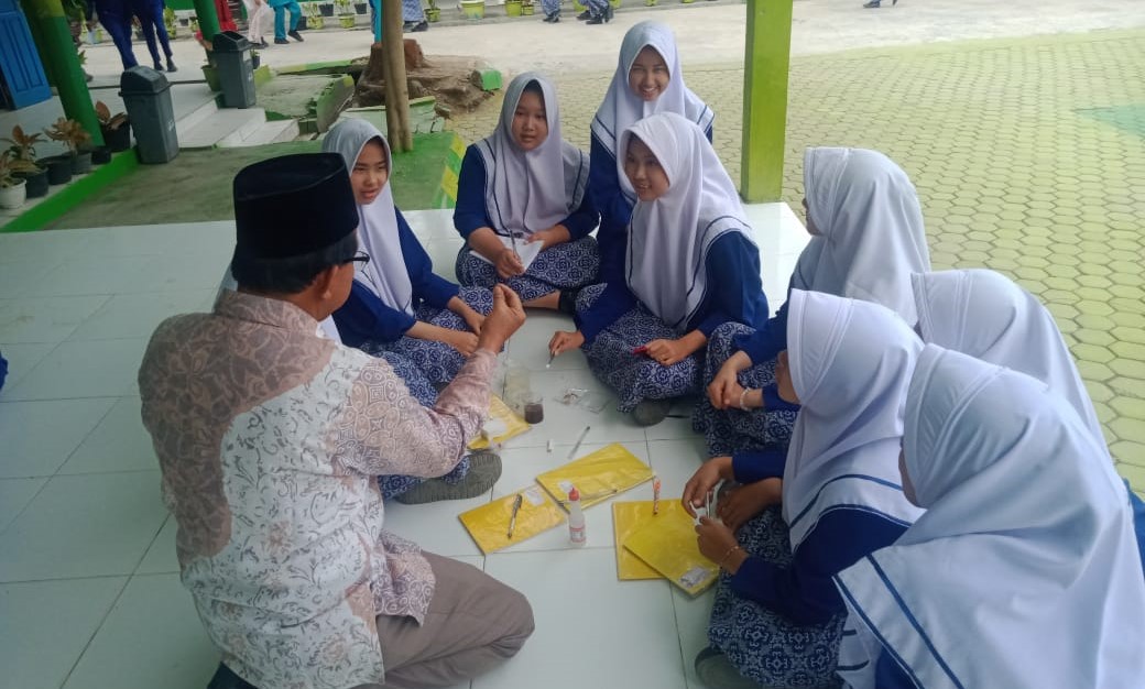 PEMBELAJARAN IPA DI MTsN 1 KOTA SUNGAI PENUH MENYENANGKAN, SISWA LAKUKAN UJI KEPEKAAN RASA PADA DAERAH  LIDAH