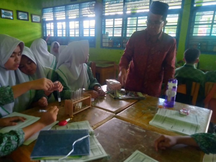 Pembelajaran Praktik IPA Kelas IX B Berlangsung Aktif dan Menyenangkan