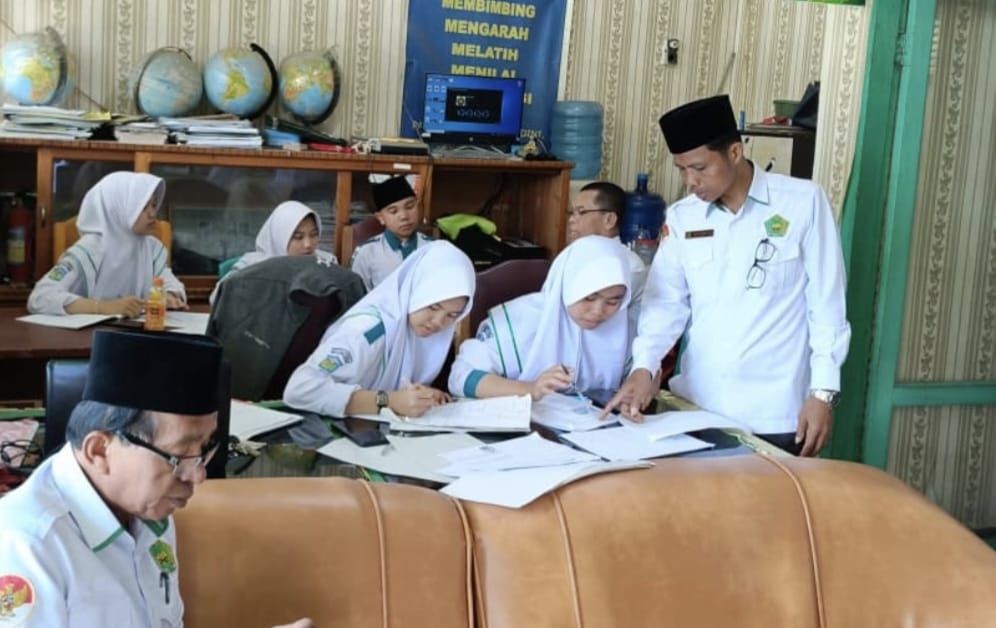 KOLABORASI GURU IPA DAN PAI DALAM PERSIAPAN OMI 2025, SINERGI CIPTAKAN PRESTASI