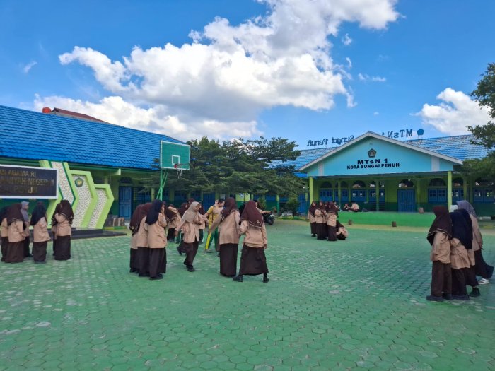 Latihan Rutin PMR MTsN 1 Kota Sungai Penuh Dikemas dengan Permainan yang Menyenangkan