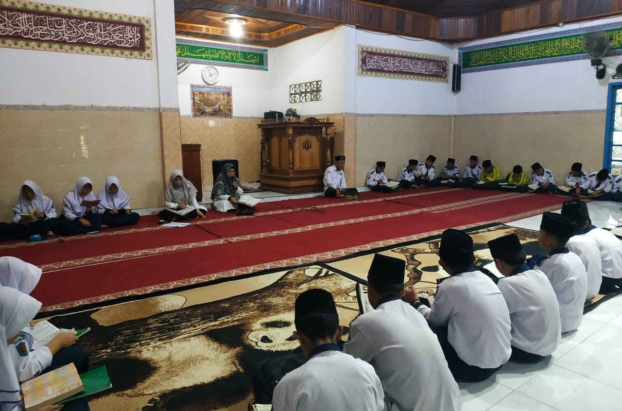KEGIATAN TAHFIZH AL-QUâ€™RAN DI MTsN 1 KOTA SUNGAI PENUH