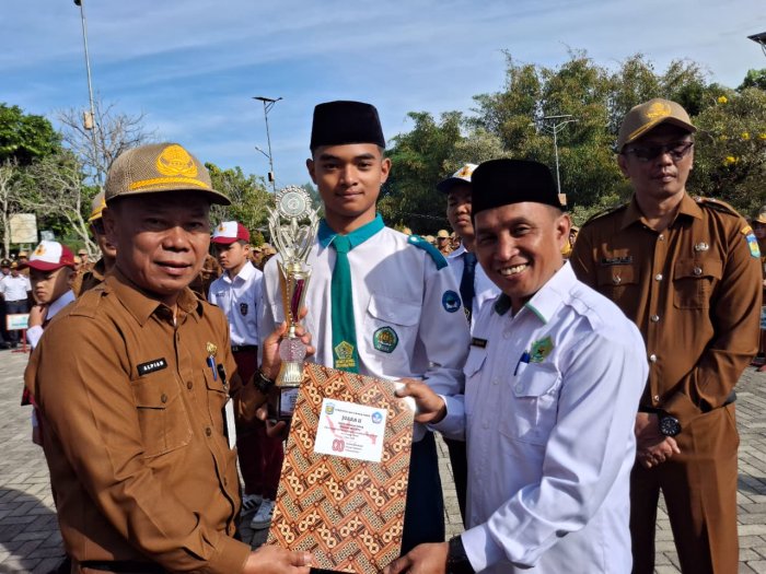MTsN 1 Kota Sungai Penuh Terima Penghargaan Juara 2 Lomba Barisan Indah