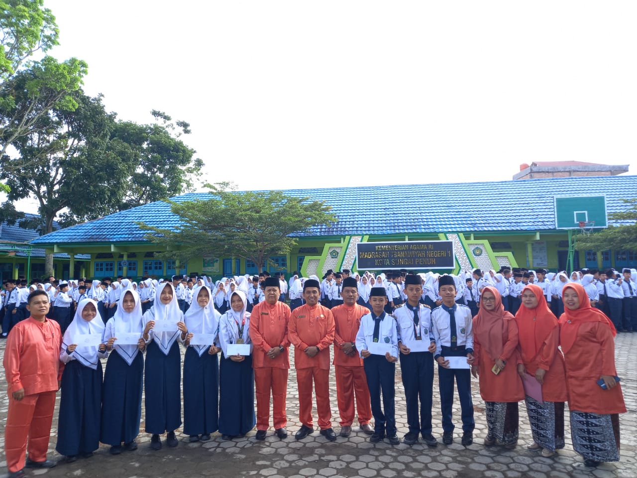 MTsN 1 Kota Sungai Penuh Beri Apresiasi Kepada Siswa Berprestasi