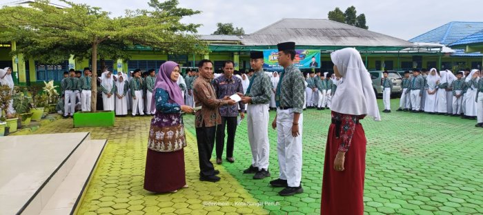 MTsN 1 Kota Sungai Penuh Serahkan Penghargaan kepada Siswa Berprestasi di Ajang Kejurkot PBSI Tahun 2025