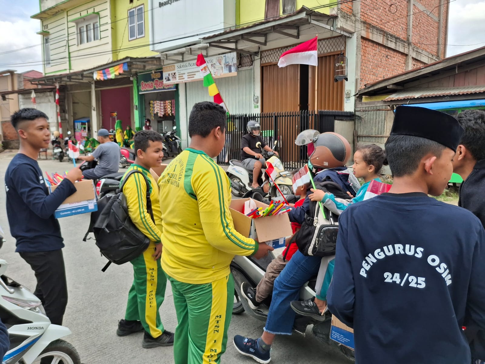 MTsN 1 KOTA SUNGAI PENUH BAGIKAN BENDERA MERAH PUTIH KEPADA WARGA DALAM RANGKA HUT RI KE-80 TAHUN 2025