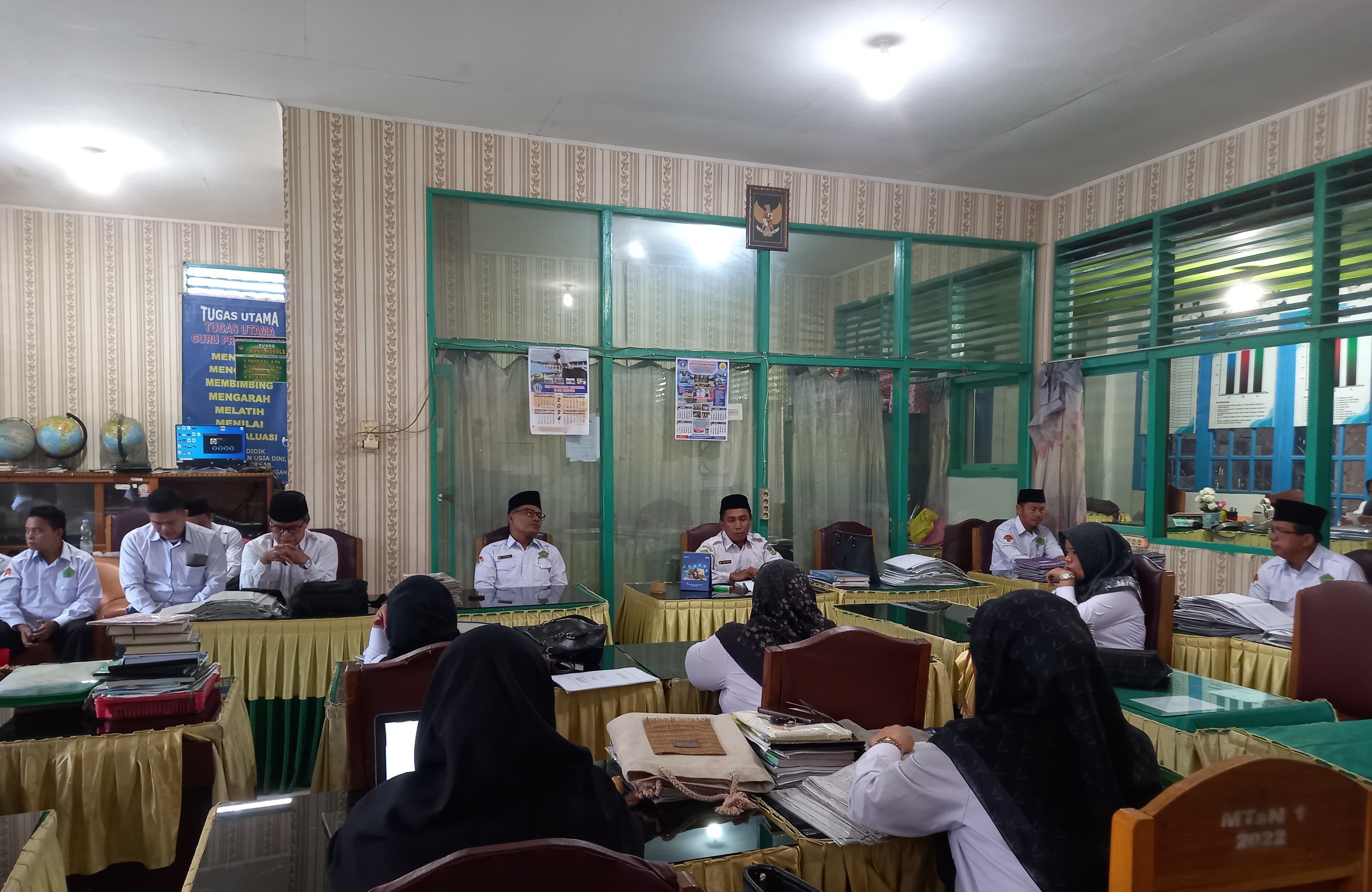 KEPALA MTsN 1 KOTA SUNGAI PENUH, SONI INDRA, S.Pd.I., M.Pd SAMPAIKAN HASIL RAKOR KEPADA TENAGA PENDIDIK DAN KEPENDIDIKAN